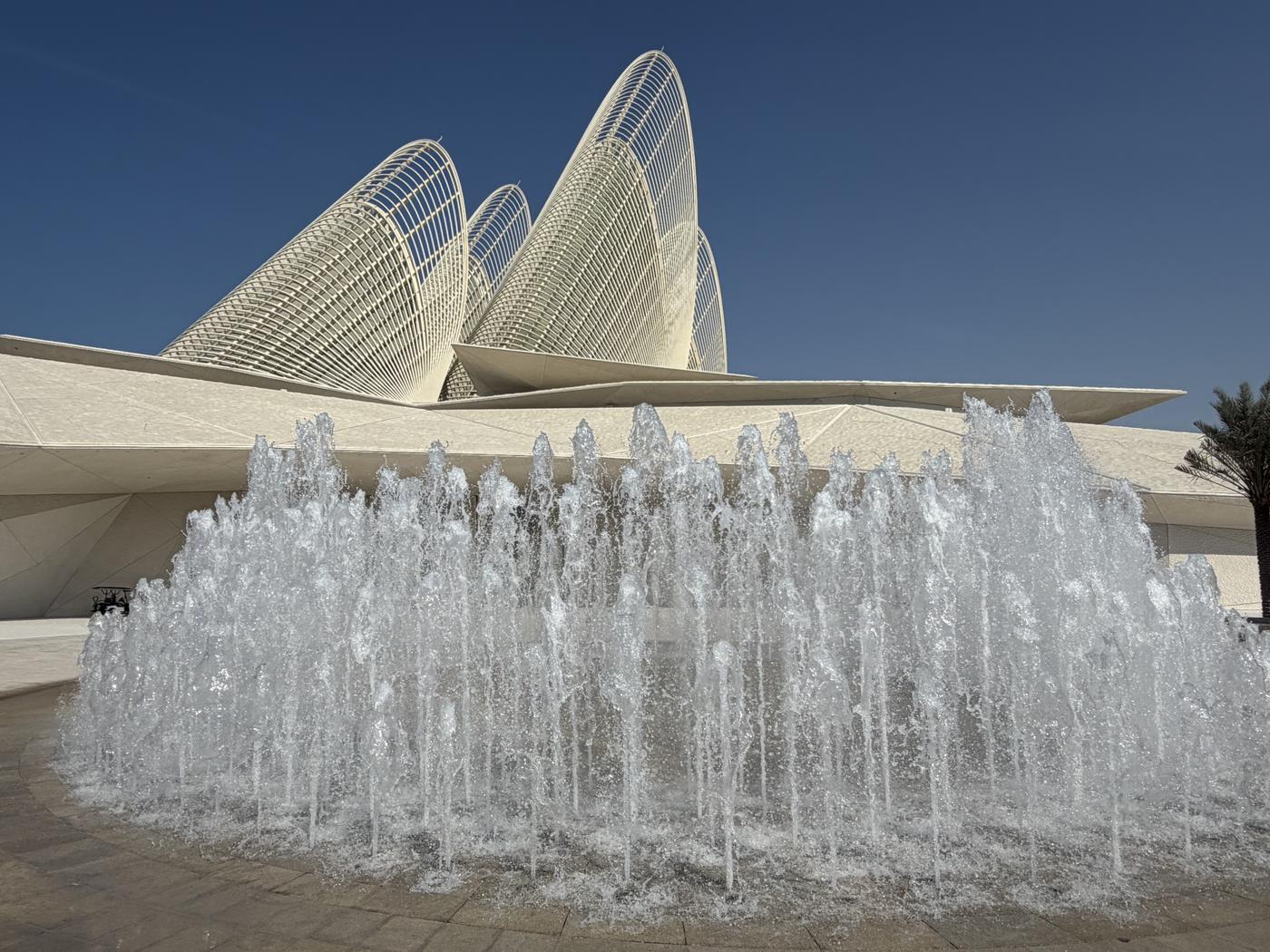 Die Flügel des Zayed National Museum hinter den Fontänen